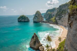 Beach and cliffs in Nusa Penida, Bali, Indonesia. Photo by Alfiano Sutianto, Unsplash