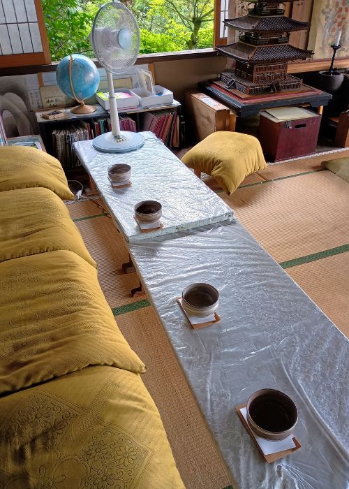 Monk Obayashi prepared green tea for us. Comfortable couches around the shrine waited.