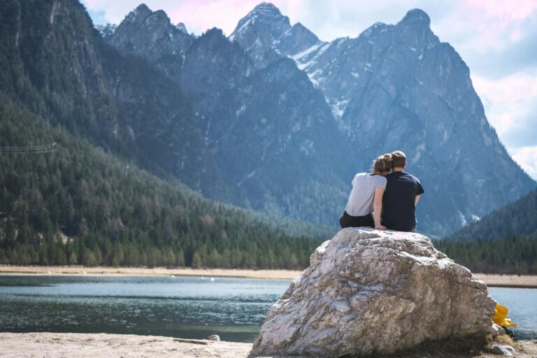 Two romantic travelers. Photo by Timo Stern, Unsplash